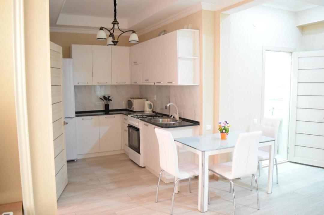 White Apartment With Panoramic View In The Center Bishkek Exterior foto